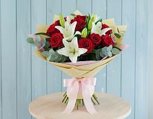Букет цветов из:  Лилии и Розы в Шаховской