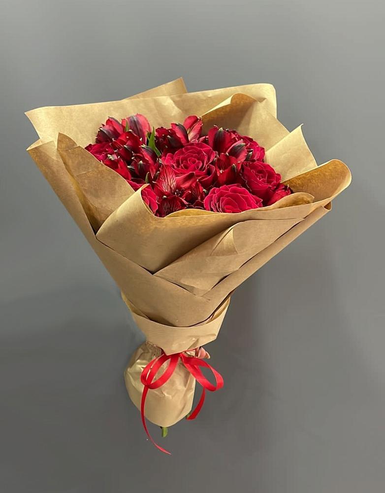 Букет цветов из: Альстромерии и Розы в Шаховской