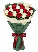 Букет Микс из красных и белых роз в Шаховской