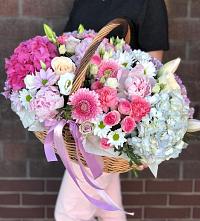 Композиция солнечный день в Шаховской Цветочная композиция из Розы, Хризантемы, Пионы и Лизиантусы в корзине в Шаховской