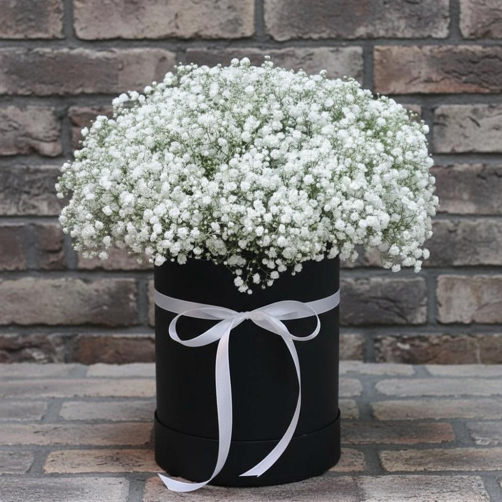 Цветочная композиция из Гипсофила в шляпной коробке в Шаховской