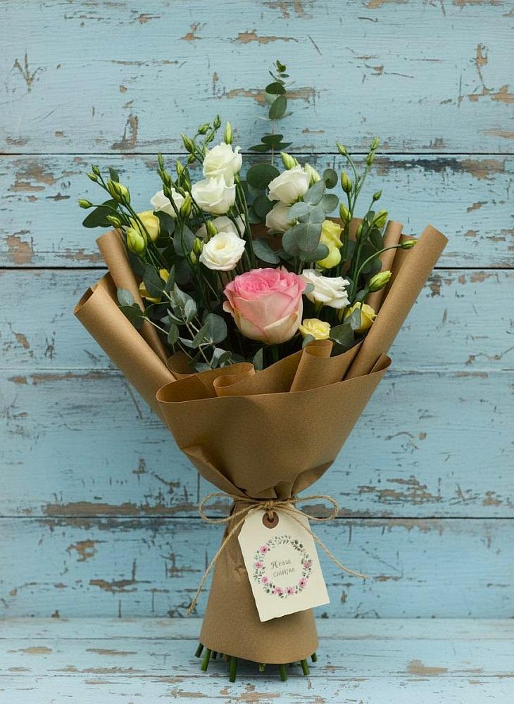 Букет цветов из: Розы и Лизиантусы в Шаховской