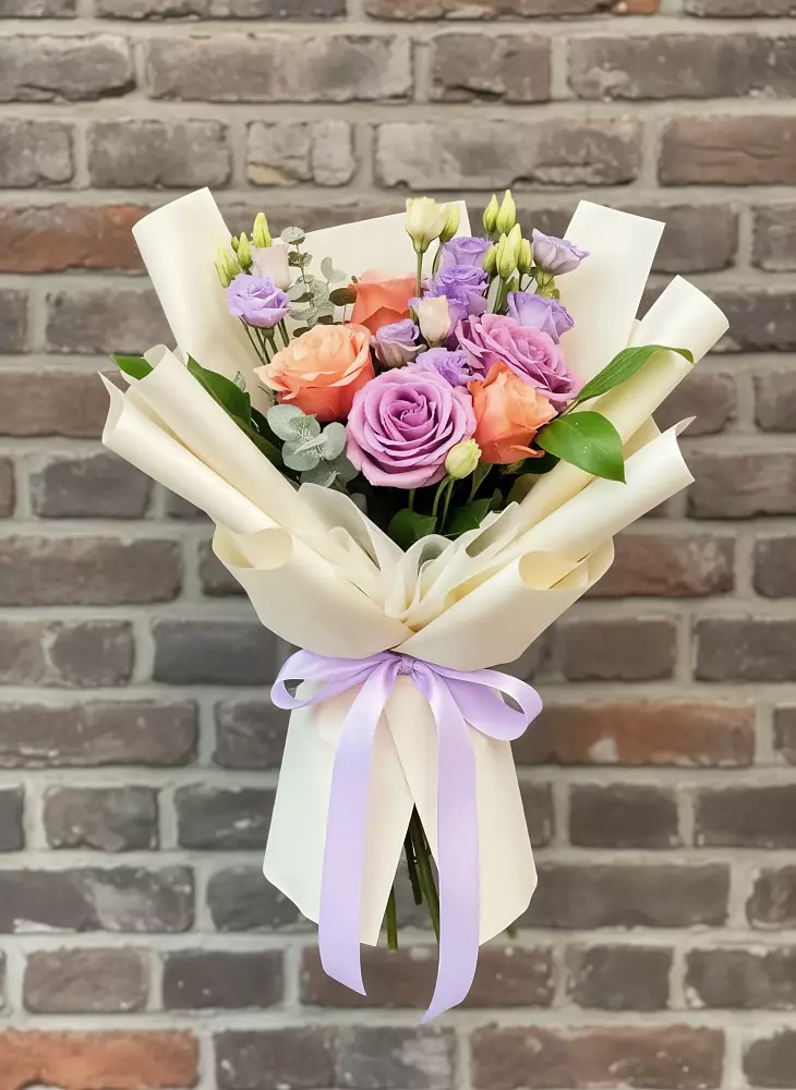 Букет цветов из: Лизиантусы и Розы в Шаховской