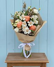 Букет цветов из:  Альстромерии, Лизиантусы, Розы и Хризантемы в Шаховской