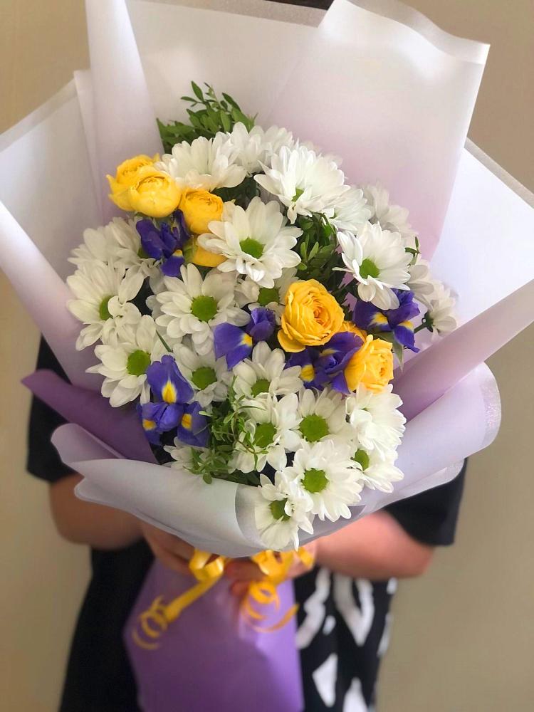 Букет цветов из: Ирисы, Хризантемы и Розы в Шаховской