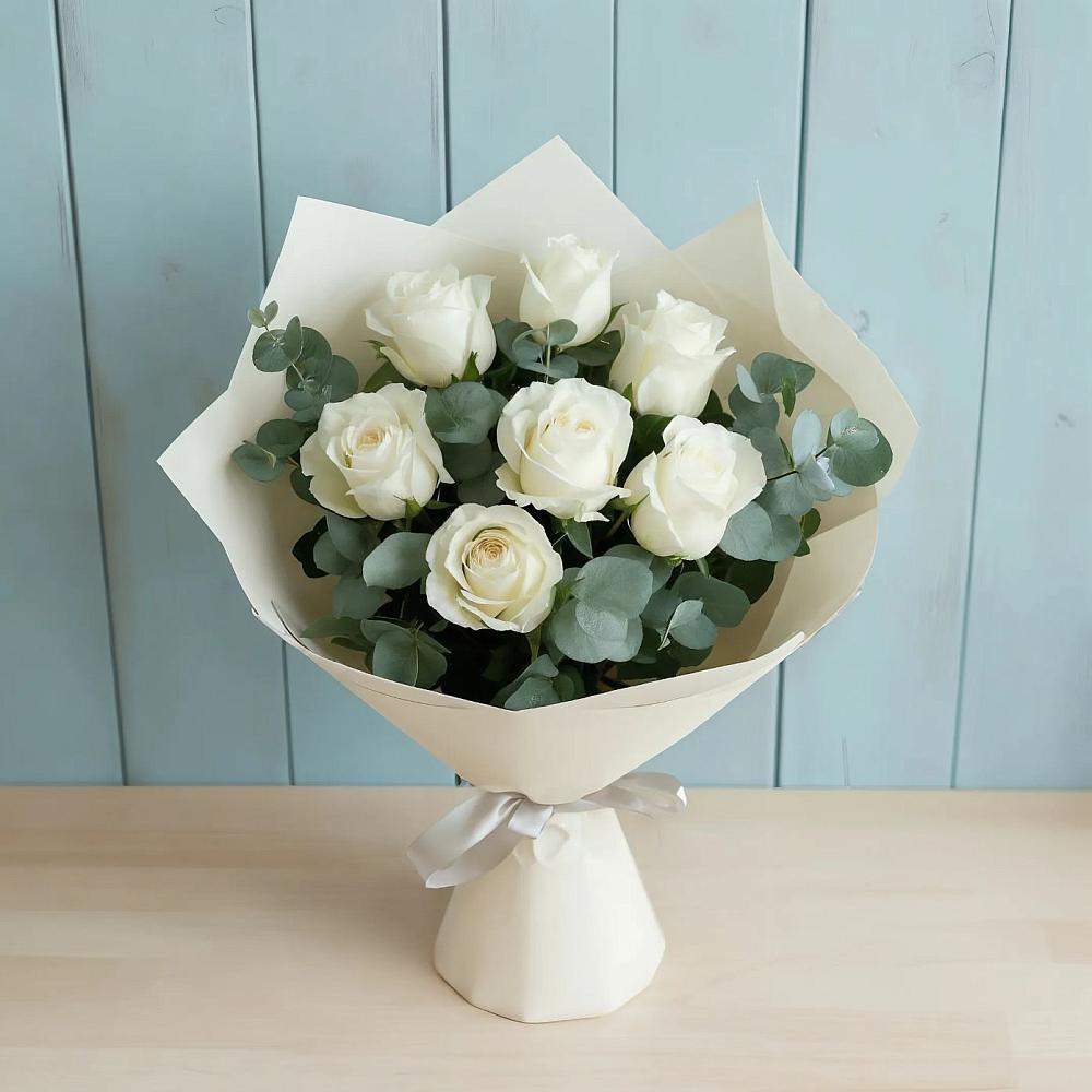 Букет Белые розы в Эвкалипте в Шаховской