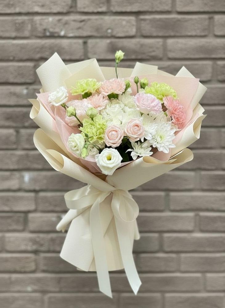 Букет цветов из: Гвоздики, Розы, Лизиантусы и Хризантемы в Шаховской