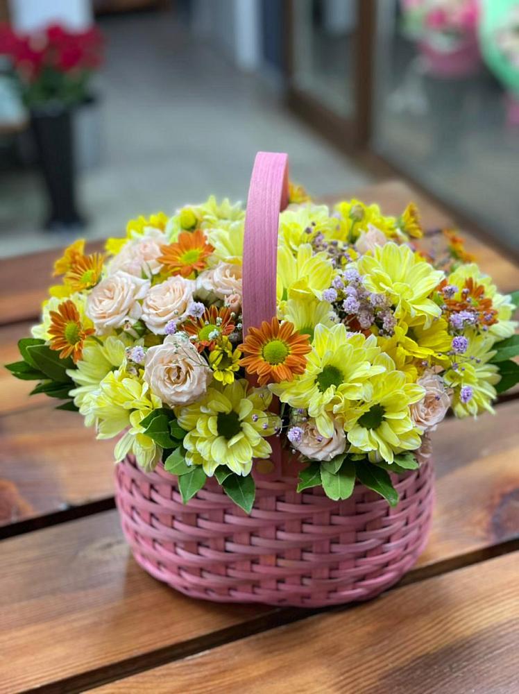 Цветочная композиция из Хризантемы и Розы в корзине в Шаховской