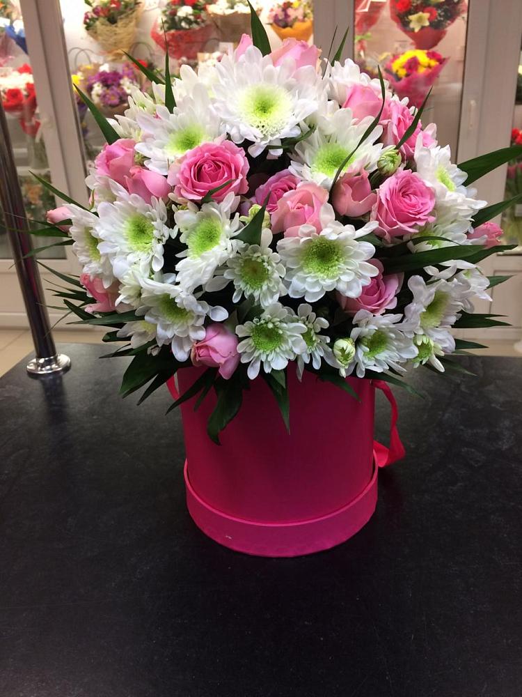 Цветочная композиция из Розы и Хризантемы в шляпной коробке в Шаховской