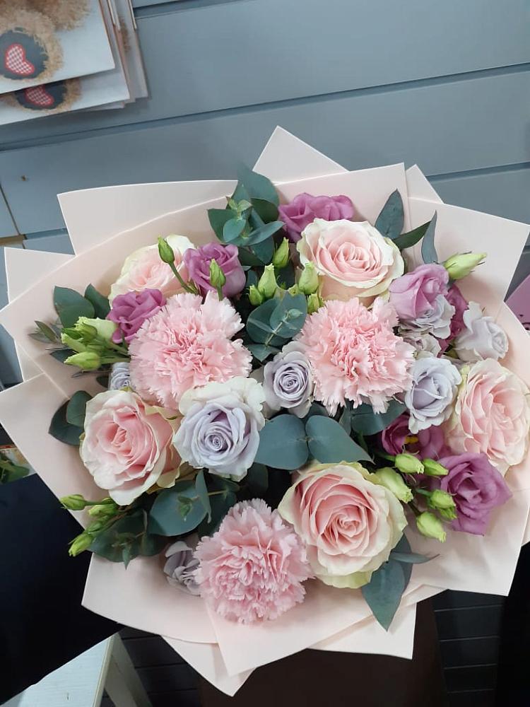 Букет цветов из: Розы, Гвоздики и Лизиантусы в Шаховской