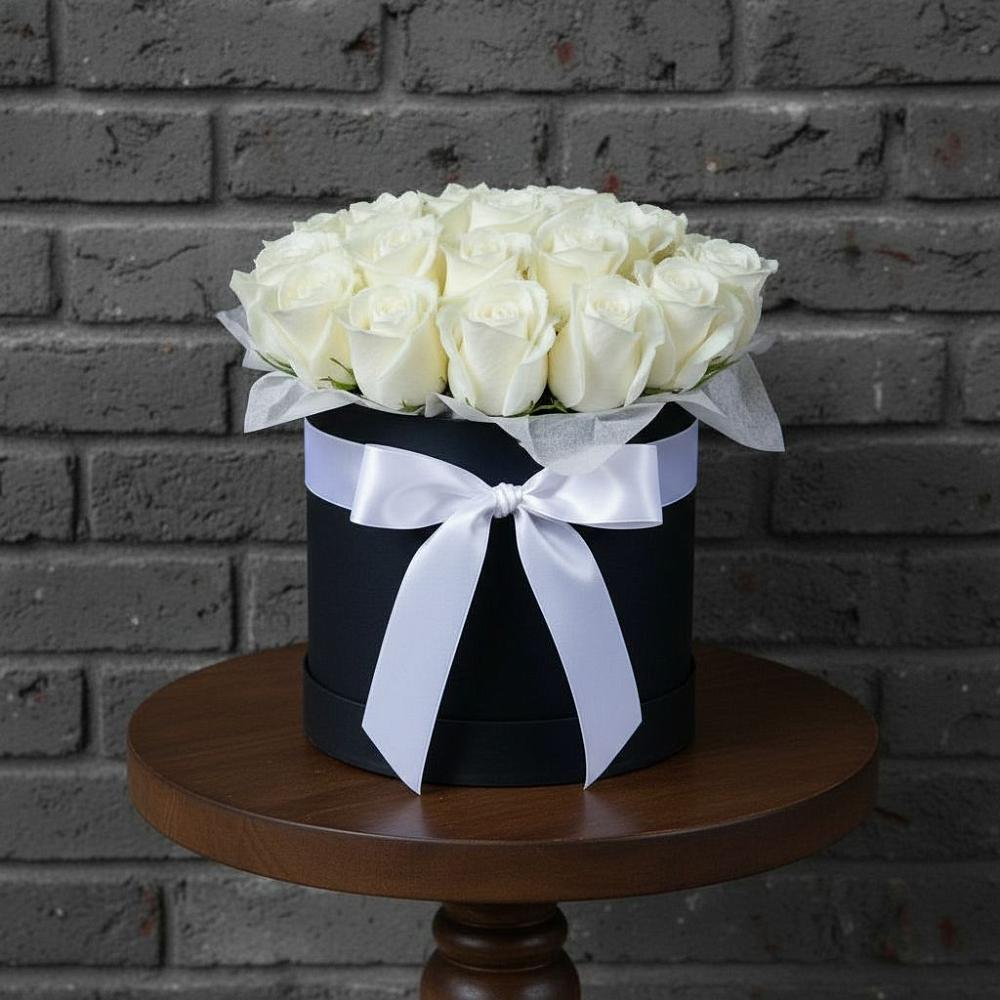 Цветочная композиция из Розы в шляпной коробке в Шаховской