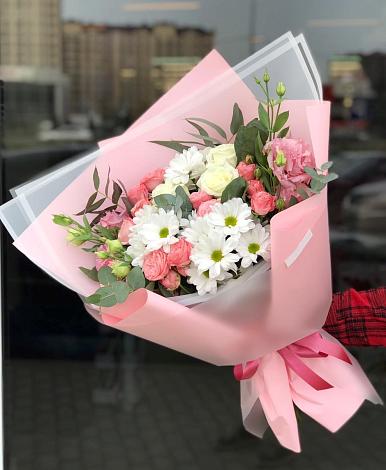 Букет цветов из: Розы, Лизиантусы и Хризантемы в Шаховской
