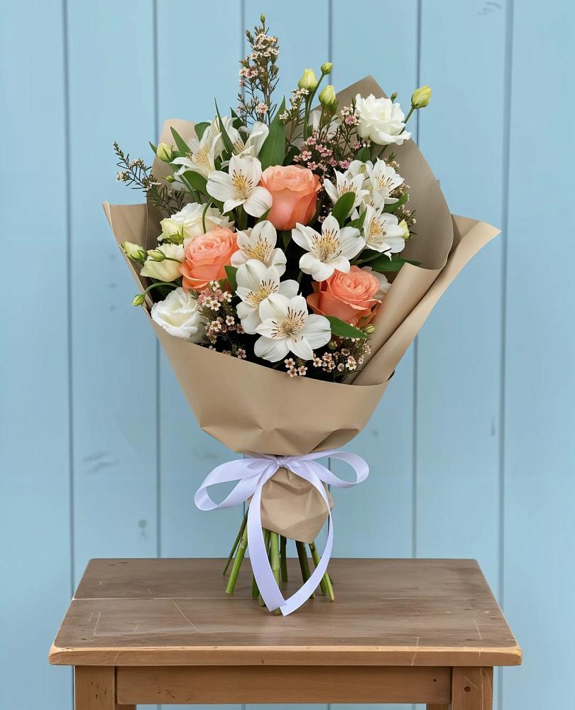 Букет цветов из: Альстромерии, Лизиантусы, Розы и Хризантемы в Шаховской