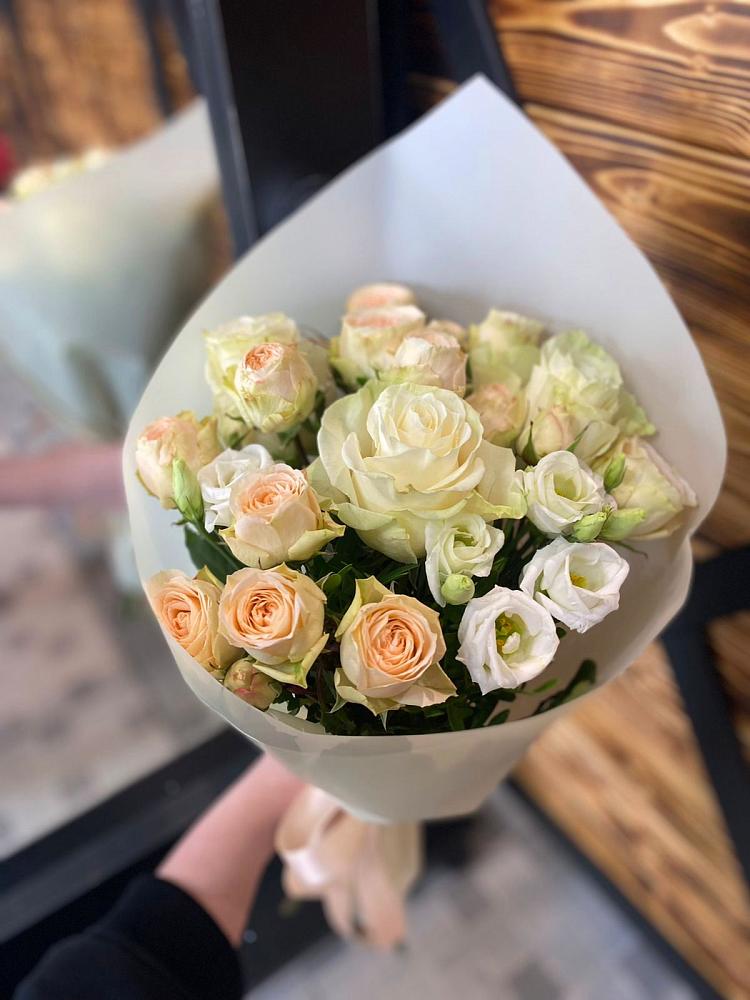 Букет цветов из: Розы и Лизиантусы в Шаховской